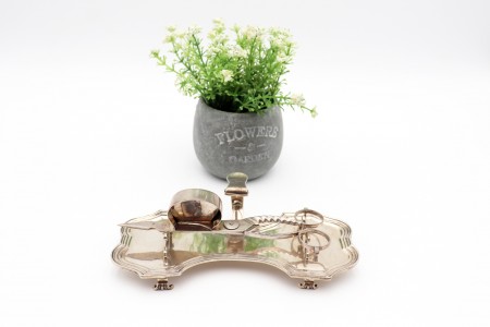 Bandeja e tesoura de morrões em prata lisa com friso na envolvência e suporte